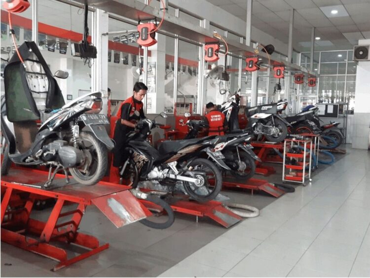 Sebelum Mudik Ke Kampung Halaman, Yamaha Ingatkan Pentingnya Perawatan Sepeda Motor 1 SERVIS-Sepeda motor milik konsumen dikerjakan oleh mekanik di bengkel resmi Yamaha.