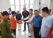 Pengusaha Bukittinggi Berbagi, 233 Petugas Kebersihan Terima Zakat Mal