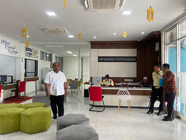 Kantah Padang Layani Masyarakat dengan Cepat, Responsif, Tambah Loket Pelayanan, Siapkan Anjungan Pencetakan Sertifikat Tanah Mandiri 1 memperlihatkan --Koordinator Substansi Umum & Kepegawaian Kantor Pertanahan Kota Padang, Candra Mai Putra, memperlihatkan penambahan loket pelayanan dan perluasan ruang tunggu.