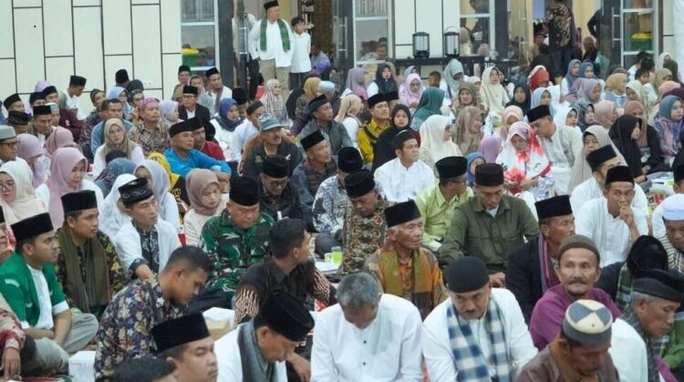 BERBUKA BERSAMA—Acara berbuka puasa bersama sekaligus syukuran Bupati dan Wakil Bupati di Kantor Bupati Solok Selatan, Jumat (15/3).