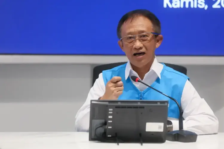 Potensi Cuaca Ekstrem Masih Berlanjut hingga Lebaran, PLN Siapkan Langkah Antisipatif 1 Direktur Distribusi PLN, Adi Priyanto saat memaparkan kesiapan kelistrikan nasional menjelang Idulfitri 1446 H pada Konferensi Pers Kesiapan dan Keandalan Pasokan Energi Selama Ramadan & Idulfitri 1446 H di Kantor Kementerian BUMN, Jakarta, (20/3). PLN telah melakukan serangkaian langkah antisipatif guna memastikan keandalan suplai listrik untuk pelanggan menyusul potensi cuaca ekstrem hingga periode Lebaran nanti.