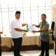 alikota pariaman saat serahkan sertifikat pada mustahik diampingi ketua baznas