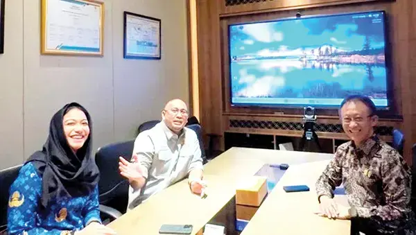 Andre Rosiade Ajak Bupati Dharmasraya Temui Direksi PLN Minta Desa Jao Dialiri Listrik 1 TEMUI DIREKSI PLN— Wakil Ketua Komisi VI DPR RI Andre Rosiade membawa Bupati Dharmasraya Anisa Ramadhani untuk bertemu dengan direksi PLN. Kedatangan mereka ke kantor PLN itu untuk meminta PLN segera mengaliri listrik di salah satu desa di Kabupaten Dharmasraya