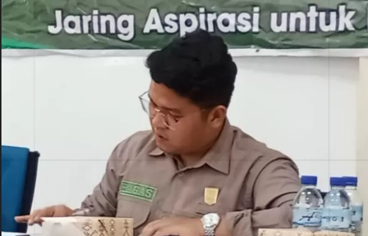 Perbaikan Jalan Provinsi Sawahlunto-Tanah Datar pada 2025, Menelan Biaya Sekitar Rp8 Miliar 1 JEMPUT— Terlihat anggota DPRD Sumbar Bagas Panyusunan Nasution saat menjemput aspirasi rakyat Sawahlunto di Kecamatan Lembah Segar untuk penyusunan APBD 2025.