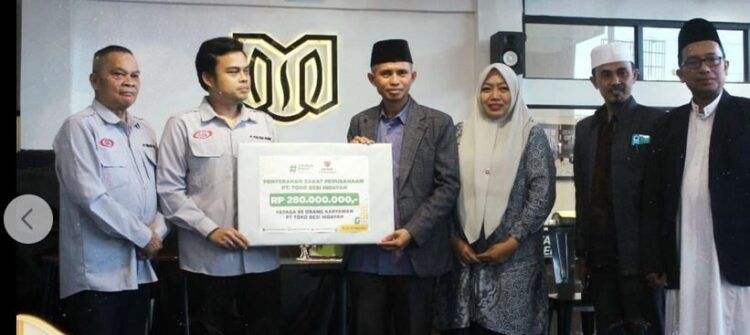 Baznas Terima Zakat Muqayyad Rp280 Juta dari Toko Besi Hidayah 1 TERIMA DANA ZAKAT— Baznas Kota Padang Panjang menerima zakat muqayyad Rp280 juta dari PT Toko Besi Hidayah dan langsung menyalurkannya kepada 85 karyawan perusahaan tersebut. Penyerahan zakat ini dilakukan dalam acara buka puasa bersama yang diadakan di Menyala Coffee, Padang Panjang, Sabtu (8/3).