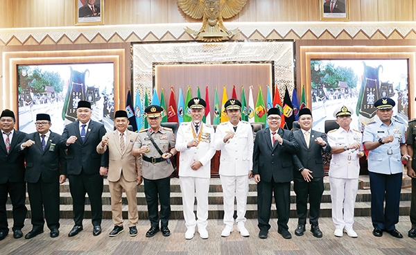 Rapat Paripurna DPRD Sumbar, Gubernur Sampaikan Visi dan Misi dalam Pidato Perdana 1 salam komando.--Gubernur Sumatera Barat Mahyeldi Ansharullah didampigi Wagub Vasko Ruseimy, Ketua DPRD Sumbar, Mihidi dan Para Wakil Ketua, Kapolda Sumbar, Danlantamal II Padang, Danlanut Sutan Sjahrir Padang dan Fokopimda lainnya salam komando.