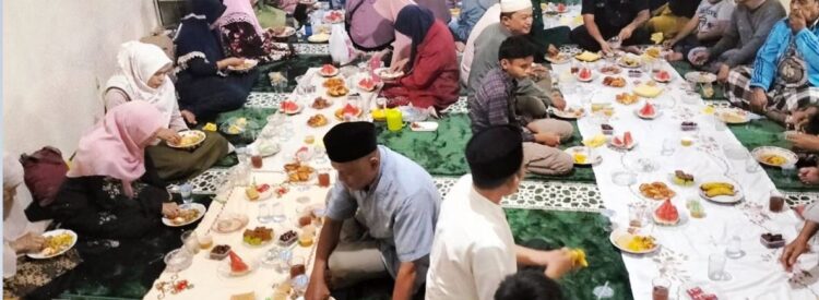 Majelis Taklim Nurul Furqan Gelar Buka Bersama 1 BUKA BERSAMA— Majelis Taklim Masjid Nurul Furqan, Kelurahan Tanah Pak Lambik (TPL), Kecamatan Padang Panjang Timur kembali menggelar kegiatan buka puasa bersama, Sabtu (15/3).