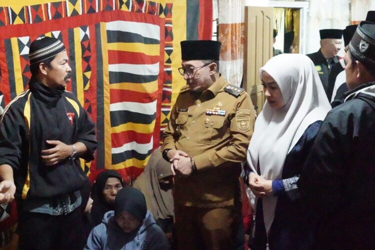 Tokoh Masyarakat Tanjung Bonai Tutup Usia, Diduga Gagal Jantung di Surau Nurul Huda 1 MELAYAT—Bupati Tanah Datar, Eka Putra, SE, MM beserta rombongan melayat rumah duka di Nagari Tanjung Bonai, Kecamatan Lintau Buo Utara.