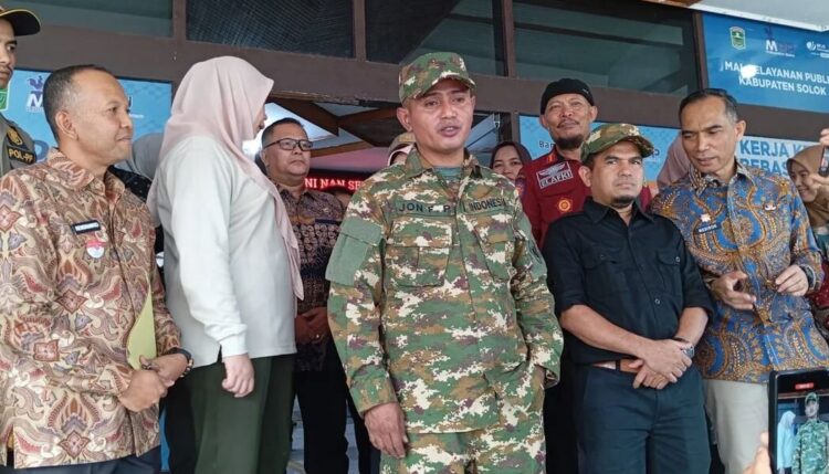 Bantu Warga dalam Pelayanan, Pemkab Solok Targetkan MPP di Selatan 1 TINJAU—Bupati Solok Jon Firman Pandu didampingi Wabup Candra meninjau MPP Kabupaten Solok