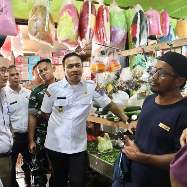 Bupati Mentawai Rinto Wardana Sidak ke Pasar, Migor, Bawang dan Cabai Rawit masih Mahal 1 PASTIKAN SEMBAKO AMAN— Bupati Kepulauan Mentawai Rinto Wardana, melakukan sidak ke pasar di Tuapejat untuk memastikan stok semabko dan bahan pangan aman selama Ramadhan.