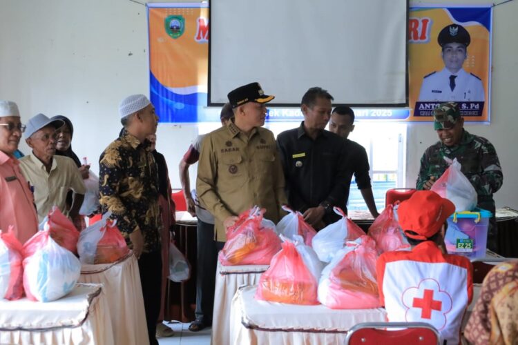 Bupati Sabar AS Antar Bantuan Baznas dan PMI di 2 Kecamatan 1 ANTARKAN BANTUAN— Bupati Pasaman Sabar AS, mengantarkan langsung bantuan kemanusiaan untuk para korban musibah banjir di dua kecamatan di daerah itu, Kamis (6/3).