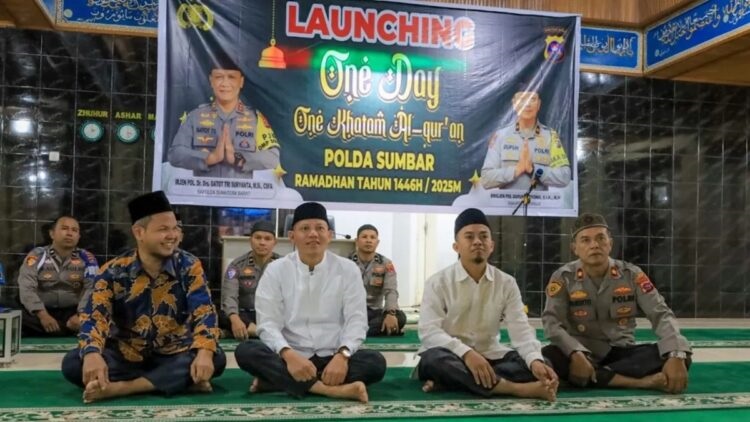 Menyambut Bulan Suci Ramadhan, Polres Pasaman Luncurkan Program One Day One Khatam Al-Quran 1 LAUNCHING—Bupati Pasaman Ssabar AS bersam kapolres saat launching program one day, one khatam al quran.