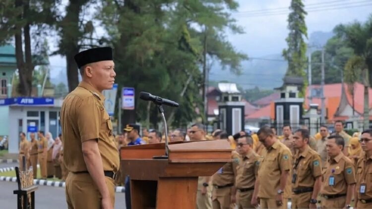 Bupati Pasaman Sabar AS, Ajak Masyarakat Jaga Kenyamanan Ramadhan 1 ARAHAN—Bupati Pasaman Sabar AS saat pmpin apel pagi berikan arahan pada ASN.