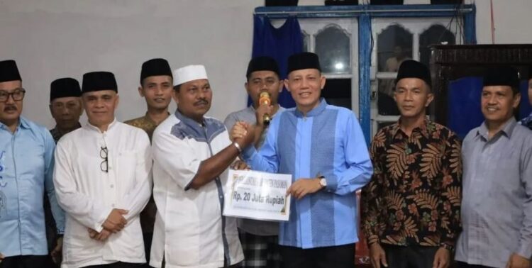 Bupati Sabar AS Serahkan Bantuan Pembangunan Masjid dan Bedah Rumah 1 SERAHKAN BANTUAN— Bupati Pasaman Sabar AS saat menyerahkan bantuan pembangunan masjid di Masjid Taqwa Pasar Ladang Panjang, Nagari Ladang Panjang, Kecamatan Tigo Nagari, Selasa (11/3) malam.