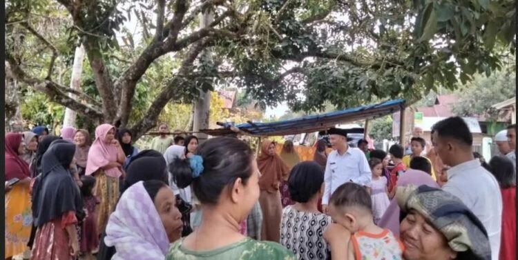 Program Unggulan Sektor Pendidikan, Pemkab Pasaman Alokasikan Anggaran Rp12,1 Miliar 1 SAPA MASYARAKAT— Bupati Pasaman Sabar AS (baju putih pakai peci) saat menyapa masyarakat Sungai Ronyah Hilir dan Koto Nopan, Kecamatan Rao Utara, Kamis (13/3).