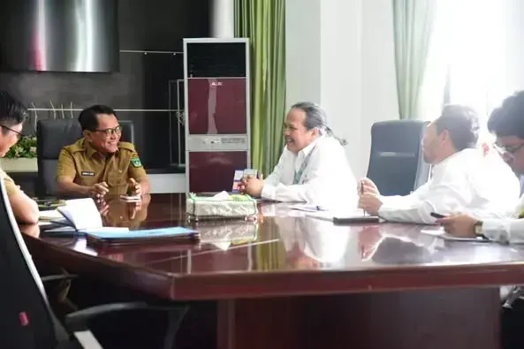 SAMPAIKAN SPT TAHUNAN—Bupati Padangpariaman John Kenedy Azis menerima audensi KPP Pratama Padang I, sekaligus menyampaikan Surat Pemberitahuan Tahunan (SPT) pajak tahunan di ruang rapat bupati, dan didampingi Sekda, Kepala Inspektorat dan Kabag Keuangan.