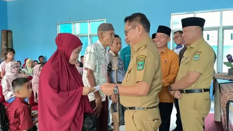 Bupati dan Wabup Padangpariaman Serahkan Zakat Fitrah, 1.700 Mustahik di 17 Kecamatan Terima Zakat dari Baznas 1 BAYAR ZAKAT FITRAH— Bupati dan Wakil Bupati Padangpariaman membayarkan zakat fitrah dan seterusnya disalurkan Baznas kepada para mustahik yang tersebar di 17 kecamatan.
