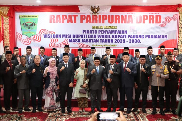 Visi dan Misi Bupati Padangpariaman, ”Amanah adalah Tanggung Jawab” 1 FOTO BERSAMA— Bupati Padangpariaman John Kenedy Azis, berfoto bersama dengan pimpinan DPRD dan anggota DPRD, usai sidang paripurna penyamapian visi dan misi.