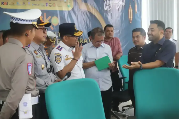 Anggota DPR RI Zigo Rolanda Minta Pemprov Sumbar dan Pemko Padang Bebaskan Lahan Akses Jalan ke Terminal Anak Air 1 Anggota Komisi V DPR RI, Zigo Rolanda didampingi Kepala BPTD Kelas II Sumbar, Muhammad Majid dan Kepala Dishub Sumbar Dedy Diantolani meninjau kesiapan layanan mudik Lebaran di Terminal Anak Air di Kota Padang, Senin (24/3).