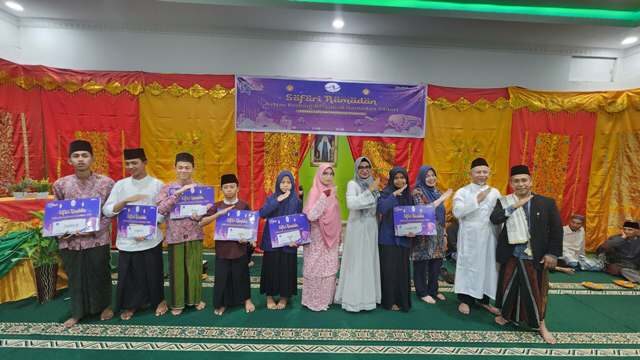 AirNav Indonesia Gelar Safari Ramadhan di Kabupaten Tanah Datar, Hadirkan Berbagai Kegiatan Sosial dan Keagamaan 1 Direktur Keuangan dan Managemen Resiko AirNav Indonesia Ibu Azizatun Azhimah saat berkunjung ke Pondok Pesantren Jabbal Rahmah Koto Baru Kabupaten Tanah Datar, dalam kegiatan Safari Ramadhan.