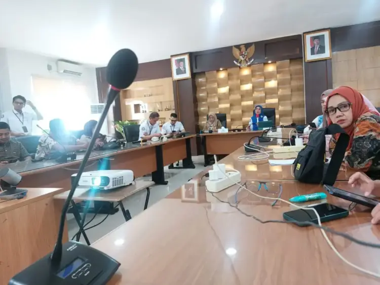 Hadapi Libur Lebaran 2025, BPJS Kesehatan Pastikan Layanan JKN Tetap Buka 1 Kepala Bagian Mutu Layanan Kepesertaan BPJS Kesehatan Cabang Padang, Sari Rusfa didampingi Kepala Bidang Pelayanan Kesehatan Dinas Kesehatan Kota Padang Merinelty berikan keterangan pers terkait layanan kesehatan saat libur Lebaran, Senin (24/3).