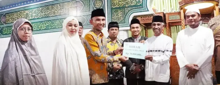 Wawako Allex Saputra Pimpin TSR II, Serahkan Dana Hibah ke Masjid Nurul Iman Rp30 Juta 1 DANA HIBAH—Wawako Padangpanjang Allex Saputra serahkan dana hibah sebesar Rp30 juta untuk Masjid Nurul Iman, Kelurahan Silaiang Atas.