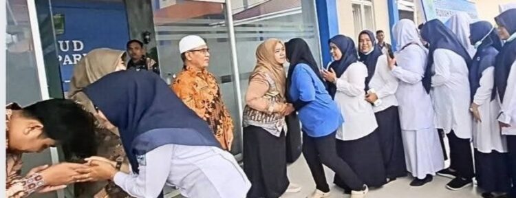 SILATRUAHMI RAMADHAN—Direktur RSUD Padangpariaman saling salaman dengan pegawai menjelang masuk bulan suci Ramadhan 1446 H.