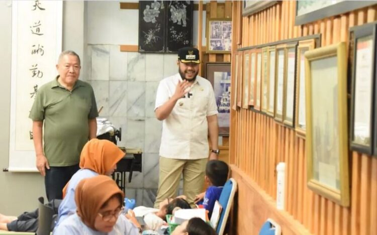 Doroh Darah Bisa Menjadi Gaya Hidup Baru Warga Kota 1 DONOR DARAH HBT— Wali Kota Padang Fadly Amran didampingi Ketua HBT Andreas Sofiandi, melihat aksi donor darah yang digagas HBT, di gedung HBT Padang, Kamis (14/3). Donor darah akan berlangsung hingga 17 Maret nanti.