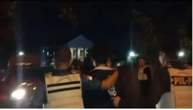 DIAMANKAN DUBALANG— Tim ‘Padang Sigap’ Dubalang Kota bersama Satpol PP Kota Padang mengamankan sebanyak enam orang remaja di kawasan Lolong Belanti, Kecamatan Padang Utara, Sabtu (22/3) malam, ke Mako Satpol PP Kota Padang.