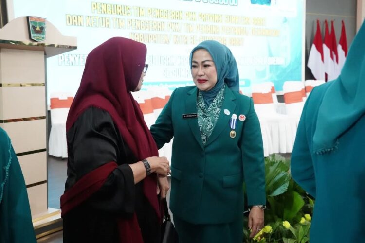 Lise Eka Putra Kembali Jabat TP PKK Tanah Datar 1 DILANTIK KEMBALI— Ny Lise Eka Putra berbincang dengan tamu lainnya usai dilantik di Auditorium Gubernur.