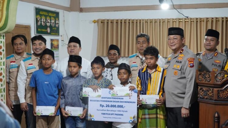 SEAHKAN BANTUAN DAN SANTUNAN----Wakapolda Sumbar menyerahkan sejumlah bantuan yang meliputi bantuan pendidikan dasar dan menengah sebesar 20 juta rupiah, 20 Mushaf Al-Qur’an, serta dana sebesar 50 juta rupiah yang diperuntukkan untuk pembangunan Masjid Tarhim.