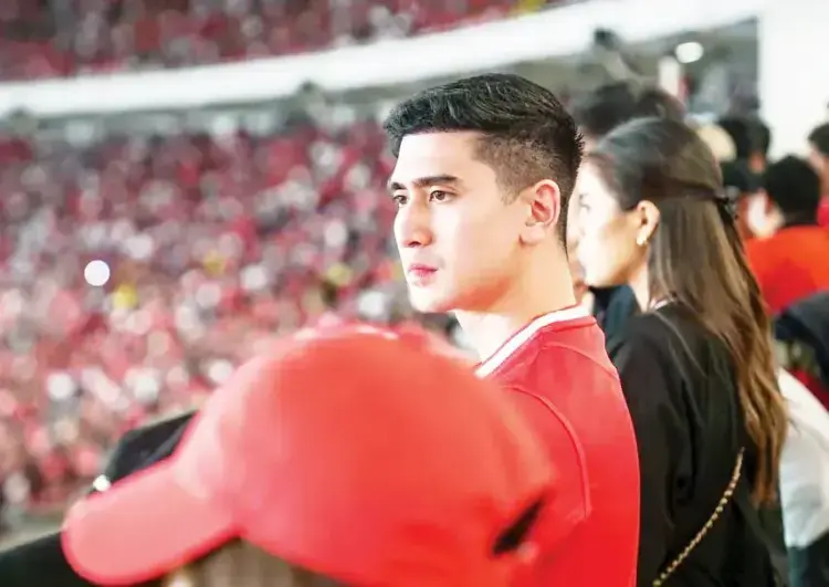 Timnas Indonesia Raih Kemenangan Atas Bahrain, Verrel Bramasta Soroti Anggaran Sepak Bola yang Perlu Ditingkatkan 1 NONTON TIMAS— Anggota Komisi X DPR RI Verrell Bramasta saat menonton Timnas Indonesia vs Bahrain di Stadion Utama Gelora Bung Karno, Senayan, Jakarta, Selasa (25/3).