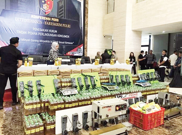 Sasar Penjual Nakal, Polri Kerahkan Aparat Hingga Tingkat Polres Cek Kecurangan MinyaKita 1 BARANG BUKTI— Barang bukti MinyaKita yang berhasil diamankan oleh penyidik Satgas Pangan Polri.