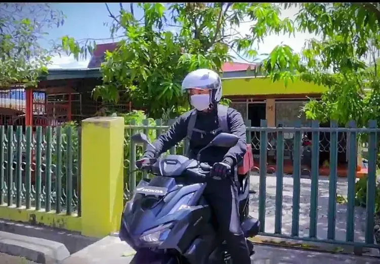 Menara Agung Bagikan Tips Aman Bawa Barang dengan Sepeda Motor 1 TIPS AMAN—Pengendara sepeda motor menerapkan cari aman saat membawa barang.