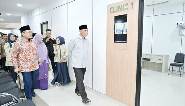 Gubernur Resmikan Gedung Baru Padang Eye Center, Pusat Layanan Kesehatan Mata Terbaik di Sumbar 1 FASILITAS MODREN— Gubernur Sumbar Mahyeldi melihat langsung fasilitas dan kelengkapan alat yang tersedia di gedung baru Padang Eye Center sebagai pusat layanan kesehatan mata terbaik di Kota Padang, Sabtu (8/3).