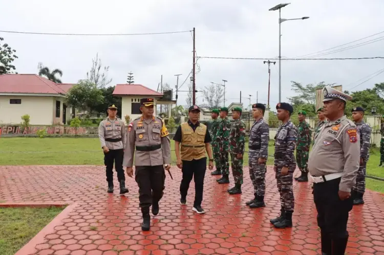 Apel Gelar Pasukan Operasi Ketupat 2025, AKBP Rory Ratno: Jaga Kamtibmas Selama Idul Fitri 1446 H 1 PERIKSA PASUAKN— Kapolres Kepulauan Mentawai, AKBP Rory Ratno A., S.E., M.M., M.Tr. Opsla saat periksa pasukan upacara Operasi Ketupat 1446 H.