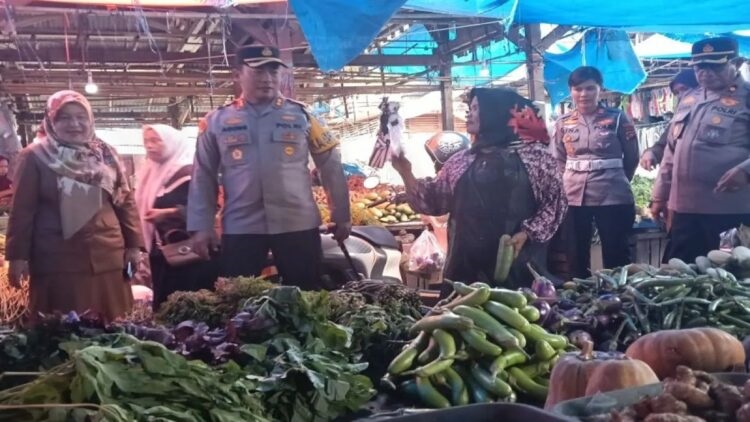 Pantau Harga Kebutuhan Pokok Selama Ramadhan, Kapolres Pasbar Turun ke Pasar 1 kapolres pasbar saat turun ke pasar untuk memantau persiapan kebutuhan pokok dan harga