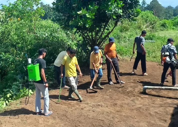 Dengan Swadaya Bergotongroyong, RSUD Bangun Tamam Bunga 1 BANGUN TAMAN BUNGA—Terlihat beberapa orang karyawan RSUD saat bergotongroyong membangun taman bunga.