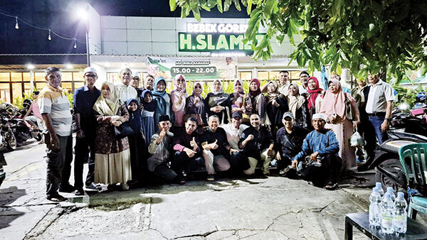 IKKSKP Gelar Buka Bersama, Agus Rizal: Orang Sungai Limau Bisa Duduk Bersama 1 BUKA BERSAMA— Ikatan Keluarga Kecamatan Sungai Limau Kota Padang (IKKSKP) mengadakan berbuka bersama dan silaturahmi, di Bebek H Slamet Jalan Diponegoro, Minggu (16/3). Acara ini dihadiri oleh warga Sungai Limau yang ada di Kota Padang.