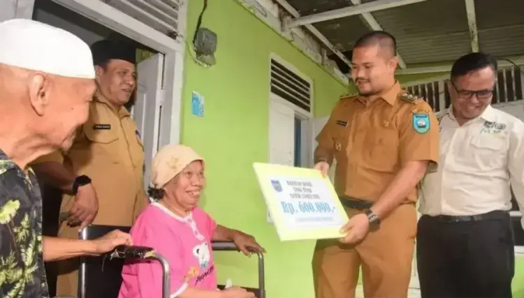 Jelang Idul Fitri 1446 H, Pemko Berikan Bantuan Sembako pada Lansia Kurang Mampu 1 LANSIA—Wawako Sawahlunto Jeffry Hibatullah menyerahkan bansos uang tunai untuk lansia kurang mampu,