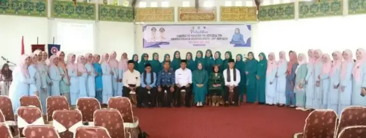 Pengurus TP-PKK dan GOW Kota Solok 2025-2030 Resmi Dilantik 1 LANTIK—Wali Kota Solok, Ramadhani Kirana Putra saat melantik pengurus TP-PKK Kota Solok dan pengurus GOW Kota Solok masa bakti 2025-2030 di Balairung Rumah Dinas Wali Kota Solok.