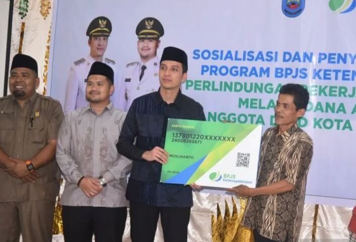 Kolaborasi Berlapis Pemko, Swasta dan Legislatif di Sawahlunto, Bakal Lindungi 5.179 Pekerja Rentan 1 SIMBOLIS— Wali Kota Sawahlunto Riyanda Putra menyerahkan simbolis kartu kepesertaan perlindungan pekerja rentan BPJS Ketenagakerjaan bagi masyarakat Desa Lunto Timur Kecamatan Lembah Segar
