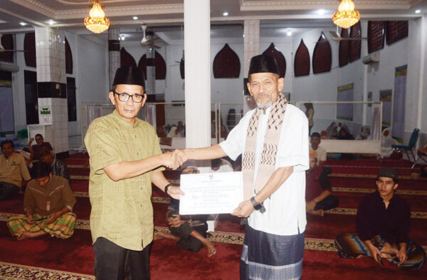 Kunjungan Safari Ramadhan Yosrizal Effendi, Bentuk Sinergi Eksekutif dengan Legislatif 1 BANTUAN PEMBANGUNAN MASJID— Anggota DPRD Padang Yosrizal Effendi, menyerahkan bantuan senilai Rp15 juta kepada pengurus Masjid Istiqlal Kelurahan Rimbo Kaluang.