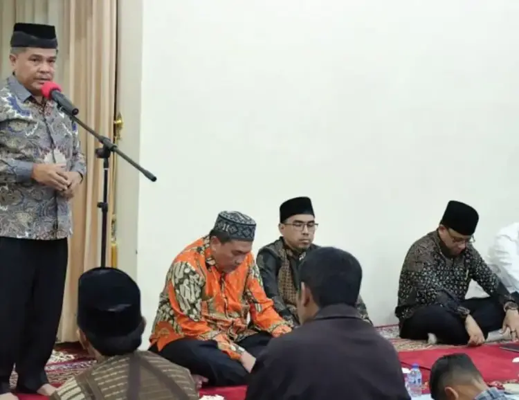 BUKA BERSAMA— Bupati Agam, Benni Warlis buka bersama dengan Anggota DPD RI, Muslim M Yatim dan sejumlah tokoh masyarakat, 
di Mess Pemkab Agam Belakang Balok, Minggu (23/3).