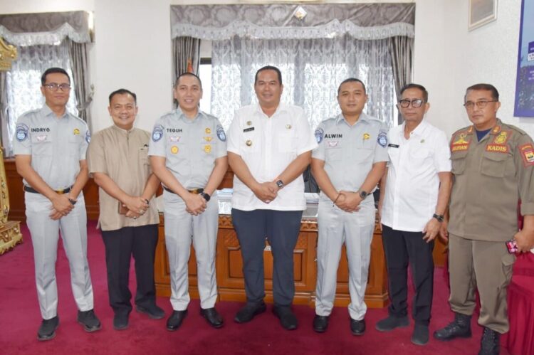 Kakanwil PT Jasa Raharja Sumbar Kunjungi Wako Pariaman, Komitmen Wujudkan Keselamatan Berlalulintas 1 SILATURAHMI— Wali Kota Pariaman Yota Balad menerima kunjungan keja Kakanwil PT Jasa Raharja di ruang kerja wako.