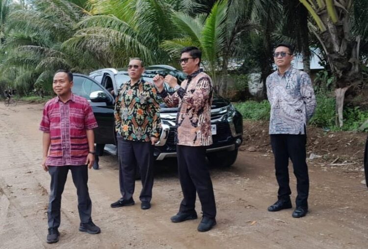 Inspektorat Lakukan Pendamping Pelaksanaan Even Pacu Kuda 1 PENINJAUAn—Inspektur Daerah Kabupaten Padangpariaman Hendra Aswara melakukan peninjauan persiapan pacu kuda di Lapangan Duku Banyak, Nagari Balah Aia Timur, Kecamatan VII Koto, kemarin. Turut hadir Kepala Badan Pemeriksa Keuangan Perwakilan Sudarminto Eko Putra, Kepala Bidang Pemeriksaan Sumbar I Ali Toyibi dan Kepala Bidang Pemeriksaan Sumbar II Roni Altur.