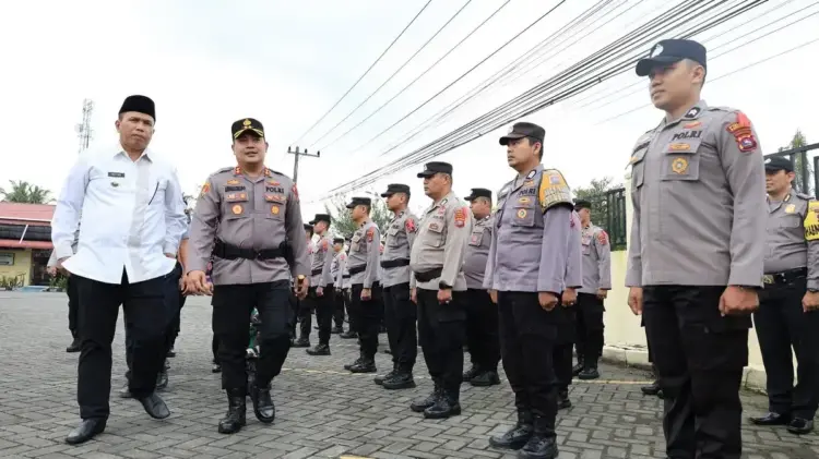 PERIKSA PASUKAN— Kapolres Pariaman AKBP Andreanaldo Ademi didampingi Wakil Wali Kota Pariaman Mulyadi, saat melakukan pemeriksaan pasukan Operasi Ketupat Singgalang tahun 2025, di halaman Mapolres Pariaman..