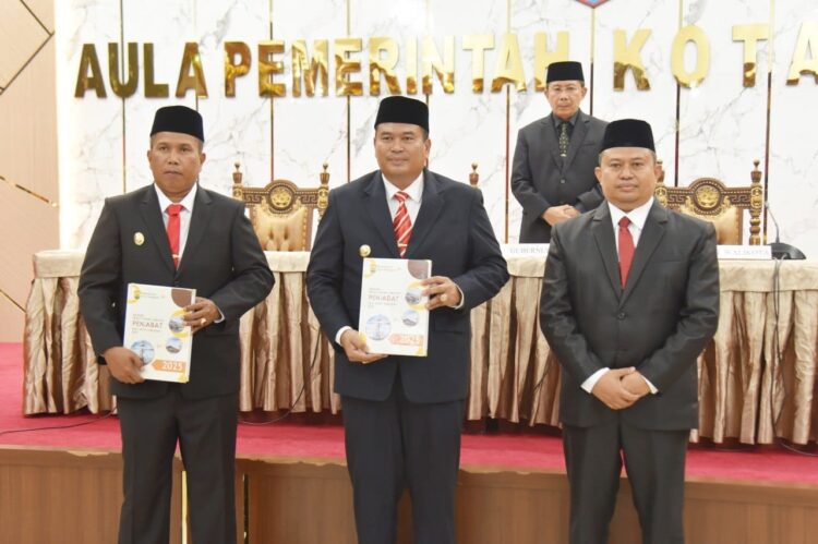 SERTIJAB—Serah terima jabatan dilakukan Pj Wako Pariaman kepada Walikota dan Wakil Walikota Pariaman periode 2025-2030, Yoya Balad-Mulyadi.
