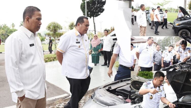 Pastikan Kondisi Kendaraan Prima, Wako dan Wawako Pariaman Cek Fisik Kendaraan Dinas 1 CEK FISIK KENDARAAN— Wali Kota Pariaman Yota Balad dan Wakil Wali Kota Mulyadi, saat melakukan cek fisik kendaraan dinas, Senin (10/3).