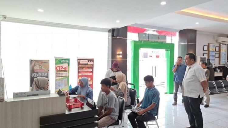 CEK PELAYANAN DI MPP— Wali Kota Pariaman Yota Balad saat melakukan pantauan langsung ke Mall Pelayanan Publik (MPP) Kota Pariaman.